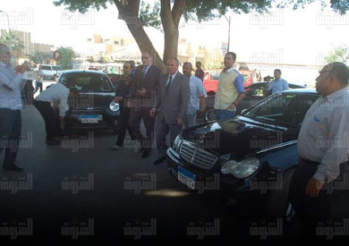 بالصور.. الأمن الإداري يفتش سيارة رئيس جامعة سوهاج.. وعبداللاه يرد: أنا سعيد - 

        